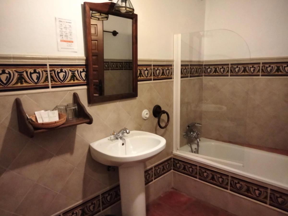 알라니스 Casa Rural Y Restaurante Casa Adriano 게스트하우스 외부 사진