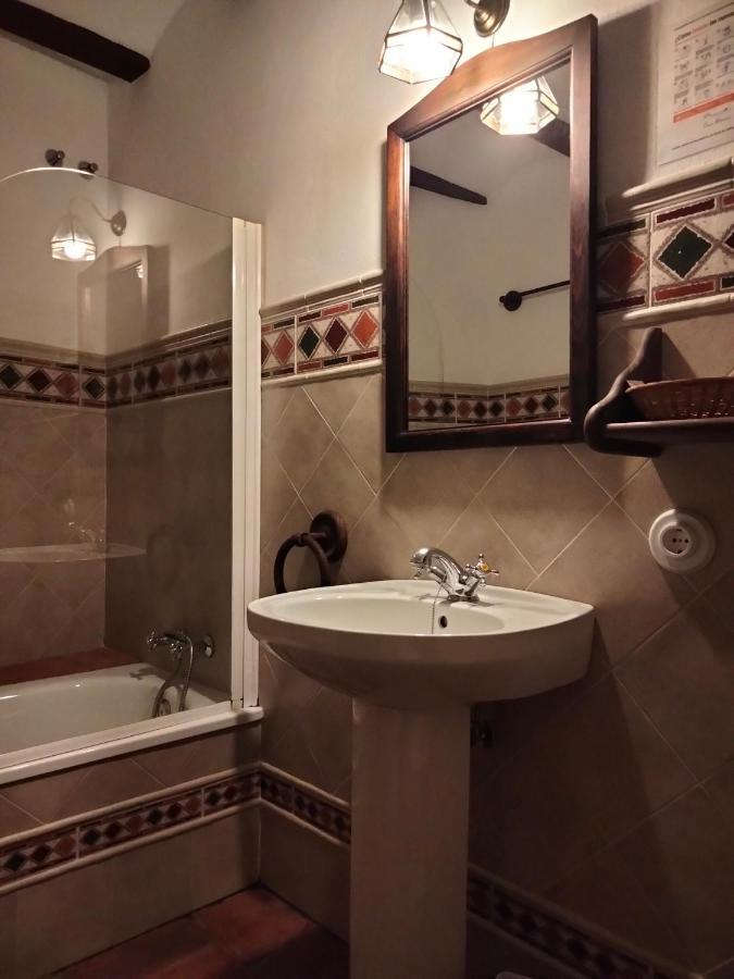 알라니스 Casa Rural Y Restaurante Casa Adriano 게스트하우스 외부 사진